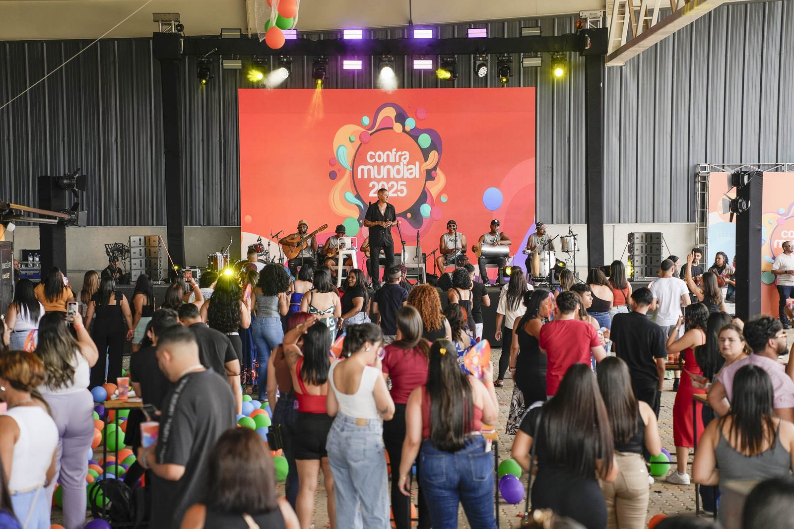 Público em frente ao palco durante o show de pagode