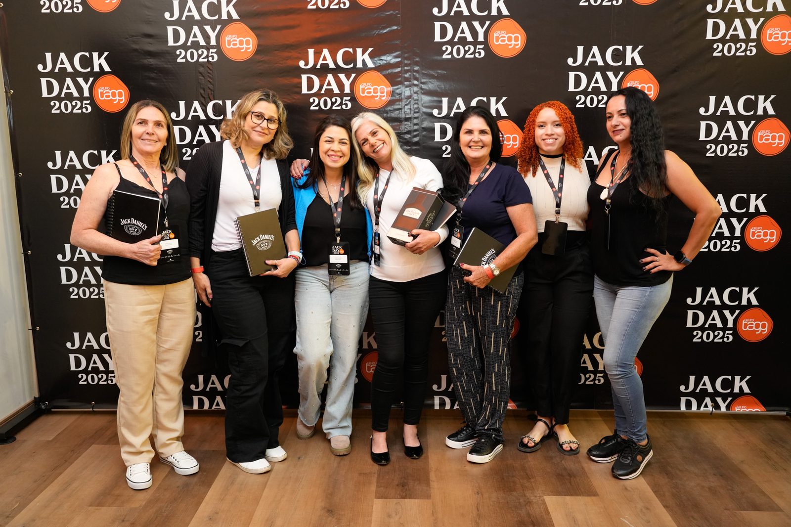 Grupo de participantes posando no backdrop do Jack Day 2025